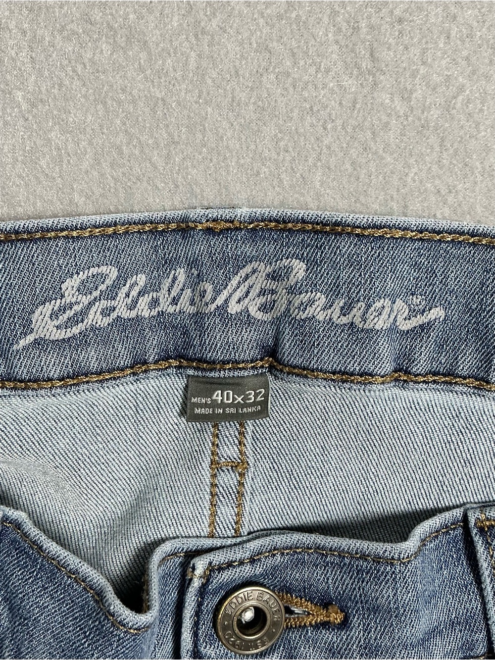 Eddie Bauer Menβs 40x32 Light Wash Straight Leg Jeans Classic Denim - Picture 5 of 11